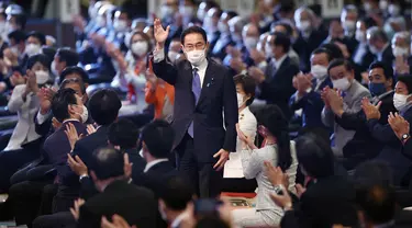 Mantan Menteri Luar Negeri Fumio Kishida (tengah) bereaksi setelah terpilih sebagai perdana menteri Jepang yang baru di Tokyo, Rabu (29/9/2021). Fumio Kishida memenangkan pemilihan kepemimpinan partai yang memerintah dan menjadi perdana menteri Jepang berikutnya. (STR / JIJI PRESS / AFP)