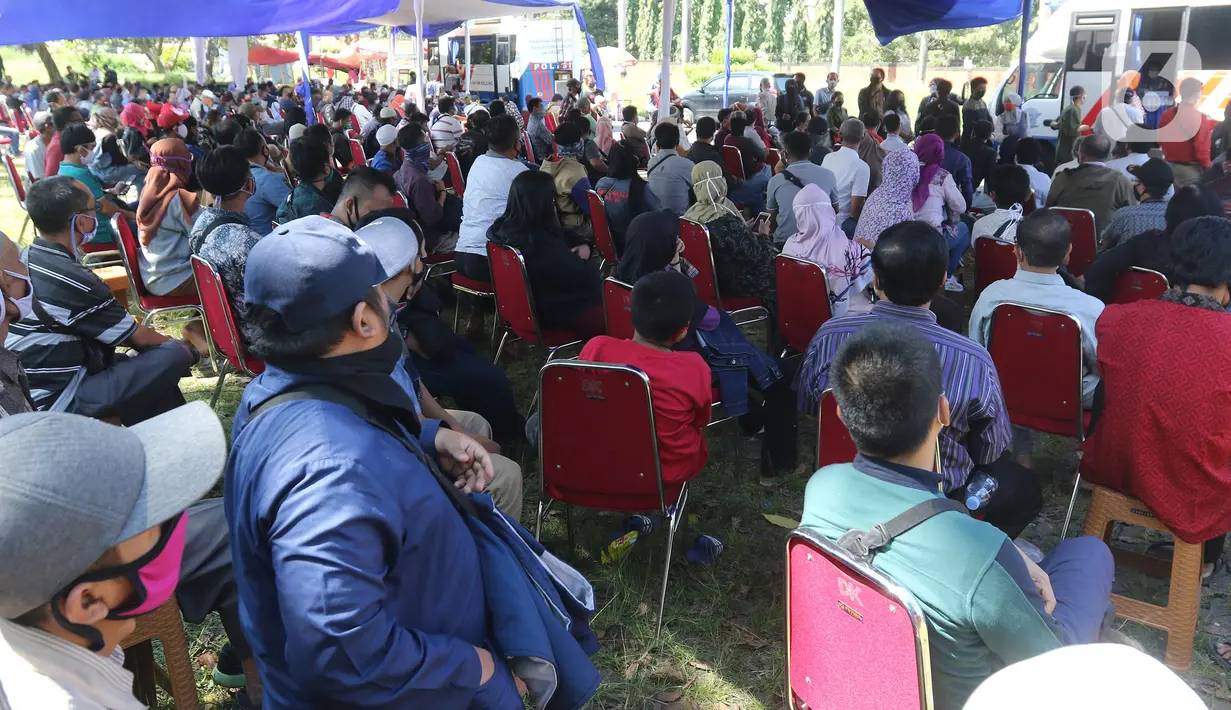 Warga mengantre untuk pembuatan dan memperpanjang SIM di mobil layanan SIM Keliling Masjid At-Tin TMII, Jakarta Timur, Kamis (4/6/2020). Direktorat Lalu Lintas Polda Metro Jaya mengoperasikan kembali layanan mobil SIM Keliling untuk mengantisipasi antrean pemohon. (Liputan6.com/Herman Zakharia)