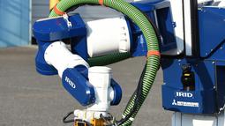 Sebuah unit robot dikendalikan dari jarak jauh untuk menghilangkan serbuk besi akibat ledakan nuklir saat demonstrasi di Chiba, Jepang (16/12). Robot dikembangkan untuk pembangkit nuklir Fukushima yang mengalami krisis sejak Tsunami. (AFP/Toru Yamanaka)