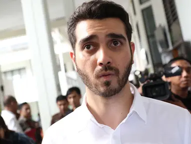 Aktor Fachri Albar bersiap menjalani sidang vonis di PN Jakarta Selatan, Selasa (10/7). Dalam sidang tersebut Majelis Hakim memvonis Fachri untuk rehabilitasi sosial selama tujuh bulan di RS Ketergantungan Obat Jakarta. (Liputan6.com/Immanuel Antonius)