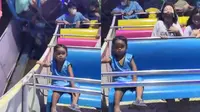 Lainnya Teriak Histeris, Aksi Kalem Bocah Naik Wahana Kora-Kora Ini Viral