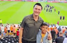 Bapak & Anak Gantengnya 11 12, Potret Christian Sugiono Ajak Sang Putra Saksikan Pertandingan Sepakbola Langsung di Eropa