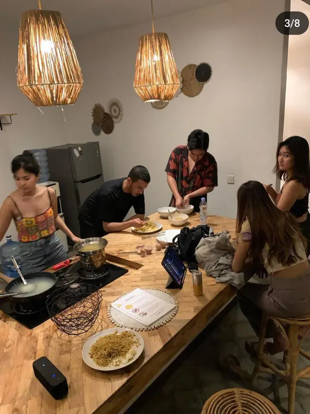 Aziz Hedra, Aruma, Jesenn, Meiska, Raissa Ramadhani, Mea Shahira, Andrea Tanzil Liburan di Bali dengan Tukar Pikiran yang Mempererat Persahabatan