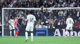 Real Madrid sebenarnya menciptakan banyak peluang. Namun, mereka tak sanggup memenangi Derby Madrid. Salah satu penyebabnya adalah ketangguhan kiper Atletico Madrid, Jan Oblak. (AFP/Thomas Coex)