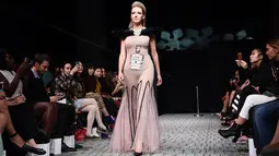 Model tunanetra memamerkan busana label US, American Wardrobe ketika berjalan di atas catwalk pagelaran Paris Fashion Week di Paris, Rabu (5/10). (AFP PHOTO/Christophe Archambault)