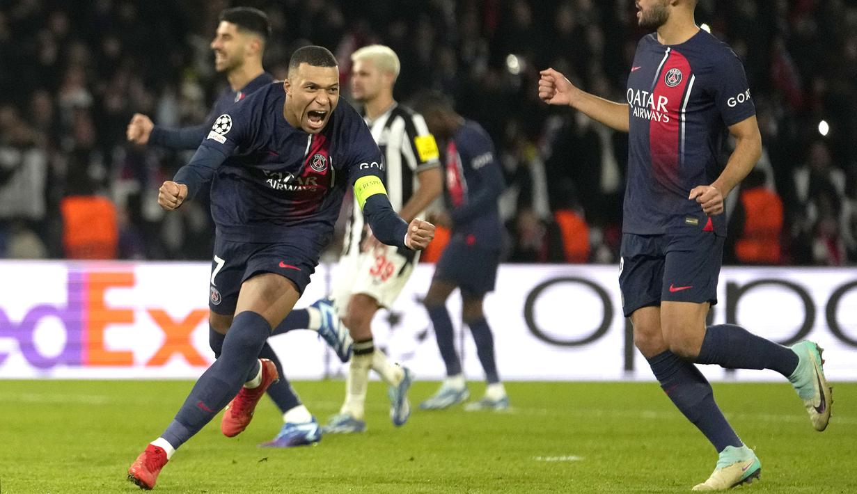 Pemain PSG, Kylian Mbappe (kiri) melakukan selebrasi setelah mencetak gol penyeimbang 1-1 ke gawang Newcastle United pada laga lanjutan Grup F Liga Champions 2023/2024 di Parc des Princes, Paris, Prancis, Rabu (29/11/2023) dini hari WIB. (AP Photo/Thibault Camus)