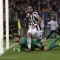 Pemain Juventus, Medhi Benatia merayakan gol ke gawang AC Milan pada laga final Coppa Italia, di Stadion Olimpico, Roma, Kamis (10/5/2018) dini hari WIB. (AP/Gregorio Borgia).