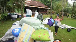 Warga mengamankan barang-barang pribadi saat dilakukan pembongkaran bangunan vila ilegal di Kawasan Hutan Blok Cisadon, Bogor Selasa (24/4). Ada pembongkaran 14 vila yang berdiri di lahan seluas 360 hektare tersebut. (Merdeka.com/Arie Basuki)