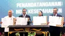(Dari kiri ke kanan) Menteri PUPR Basuki Hadimuljono, Menhub Budi Karya, Menteri BUMN Rini Soemarno dan Jaksa Agung HM Prasetyo menunjukkan nota kesepahaman usai ditandatangani di Jakarta, Kamis (1/3). (Liputan6.com/JohanTallo)