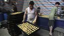 Pembuat roti menyiapkan penganan manis di toko roti tradisional menjelang bulan puasa Ramadan mendatang, di Kabul, Afghanistan, pada 7 April 2021. Sebentar lagi, umat Muslim di seluruh dunia akan menyambut bulan Ramadan.  (AP Photo / Rahmat Gul)