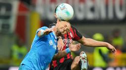 AC Milan unggul di laga ini berkat gol Alexis Saelemaekers dan Christian Pulisic di babak pertama. Namun Napoli mampu memperkecil kedudukan berkat gol Kevin De Bruyne. (AP Photo/Luca Bruno)