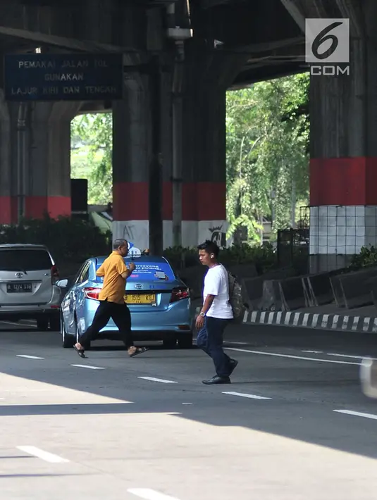 Pejalan kaki menyeberangi jalan di JPO di Prumpung, Jakarta, Selasa (18/9). Minimnya kesadaran warga menyeberangi jalan tanpa menggunakan JPO dapat membahayakan keselamatan serta menyebabkan kecelakaan.(merdeka.com/ Iqbal S. Nugroho)
