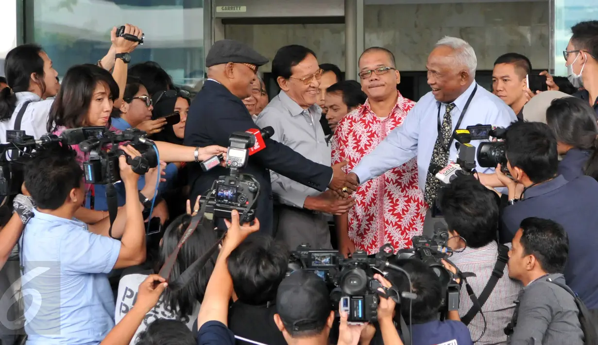 Taufiequrachman Ruki (kanan) usai berdiskusi dengan sejumlah tokoh di Gedung KPK, Jakarta, Kamis (15/10/2015). Diskusi tersebut membahas rencana revisi UU KPK oleh DPR. (Liputan6.com/Helmi Afandi)
