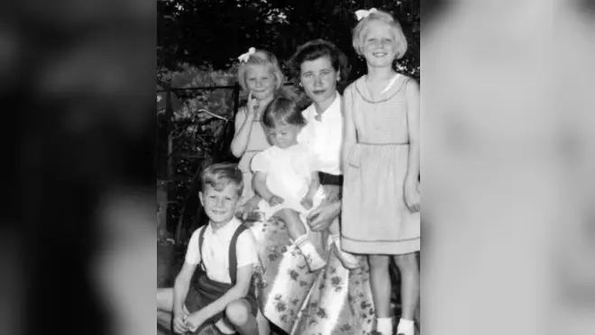 Momen bahagia Krystyna Farley bersama keempat anaknya George, Little Krystyna, Elizabeth, dan Alice di New Britain, Connecticut tahun 1955 (Dokumentasi Krystyna Farley)