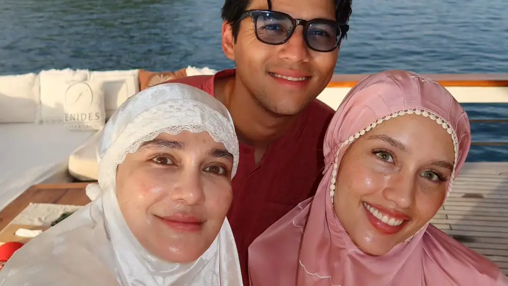 Di tengah suasana yang intimate, keduanya justru tampil memikat lewat riasan natural yang flawless. [@lunamaya].