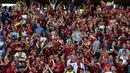 Suporter Venezuela bersorak saat Venezuela memasukan gol ke gawang Argentina pada kualifikasi Piala Dunia 2018 zona Conmebol di Merida, Venezuela, (7/9/2016) WIB. (AFP/Federico Parra)