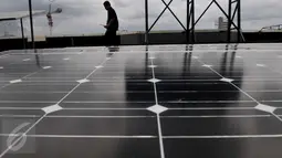 Petugas memeriksa panel surya di gedung ESDM, Jakarta, Rabu (2/3/2016). Penggunaan panel surya bisa menurunkan emisi dari yang sebelumnya mengonsumsi listrik dari Pembangkit Listrik Tenaga Diesel atau berbasis batubara (Liputan6.com/Gempur M Surya)