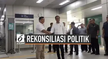 Presiden Jokowi bertemu Prabowo Subianto di stasiun MRT Lebak Bulus. Keduanya berangkat bersama menuju Senayan.
