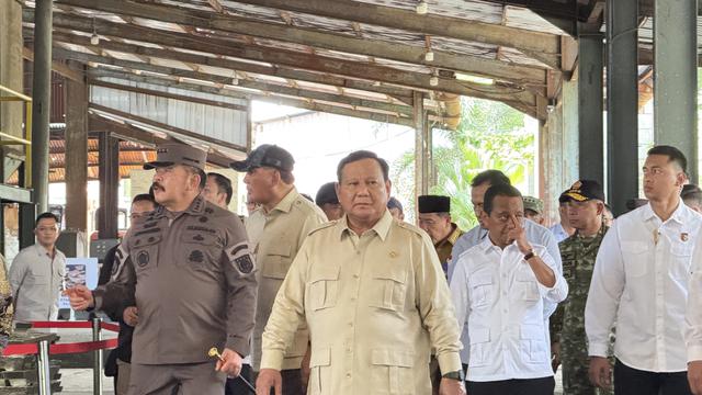 Presiden Prabowo Subianto saat berada di kawasan smelter PT. Tinindo Internusa, Kecamatan Bukitintan, Kota Pangkal Pinang, Senin (6/10/2025).