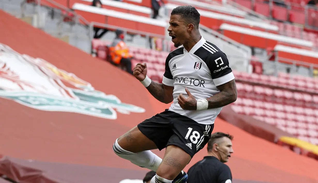 Gelandang Fulham, Mario Lemina melakukan selebrasi usai mencetak gol ke gawang Liverpool dalam laga lanjutan Liga Inggris 2020/21 di Anfield Stadium, Minggu (7/3/2021). Fulham menang 1-0 atas Liverpool. (AFP/Phil Noble/Pool)