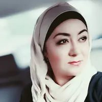Fimela mewawancarai langsung tokoh muslim berpengaruh Uighur Amerika Gulchehra Hoja tentang bagaimana ia mendapatkan keberaniannya sebagai jurnalis dan pejuang kemanusiaan.  (Foto: Instagram @gulchehra_hoja)