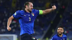 Giorgio Chiellini merupakan kapten Timnas Italia yang berjasa membawa Gli Azzurri menyabet gelar Euro 2020 dan titel 37 laga tak terkalahkan. Saat ini, ia bermain untuk Juventus di Liga Italia sekaligus menjadi kapten La Vecchia Signora. (AFP/Pool/Ettore Ferrari)