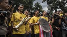 Pemain Bhayangkara FC merayakan gelar juara di PTIK, Jakarta, Selasa (12/12/2017). Menjadi juara Liga 1, pemain dan official Bhayangkara mendapatkan penghargaan dari Polri. (Bola.com/Vitalis Yogi Trisna)