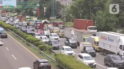 Sejumlah truk melintasi ruas jalan tol Tangerang-Jakarta, Kota Tangerang, Banten, Rabu (2/3/2022). Asosiasi Pengusaha Indonesia (Apindo) mengusulkan pemberlakuan penuh kebijakan bebas truk kelebihan muatan (over dimension overload/ODOL) diundur menjadi tahun 2025. (Liputan6.com/Angga Yuniar)