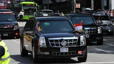 Mobil yang membawa Presiden Amerika Serikat, Donald Trump berjalan menuju Istana Singapura, Senin (11/6). Di Istana Singapura, Trump dijadwalkan bertemu Perdana Menteri Lee Hsien Loong pada Senin siang waktu setempat. (AFP/ADEK BERRY)