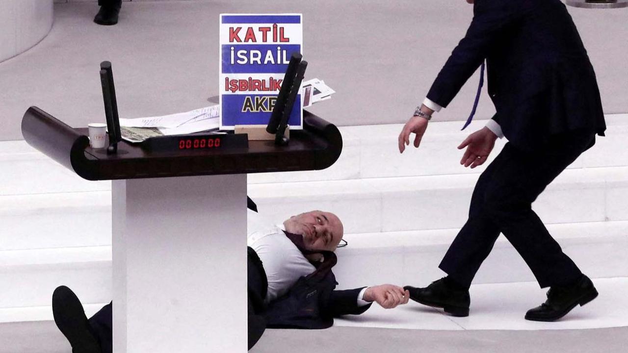 Momen anggota parlemen Turki, Hasan Bitmez jatuh pingsan karena serangan jantung saat berpidato mengecam Israel di Majelis Umum Turki, Ankara, Turki, pada 12 Desember 2023. Hasan Bitmez kemudian meninggal dunia dua hari setelahnya.