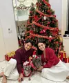 Amanda Manopo untuk pertama kalinya merayakan Natal sebagai istri dari Kenny Austin. Berfoto di pohon Natal, Amanda tampil dengan atasan knit lengan panjang dipadu rok pleated putih. [@amandamanopo]