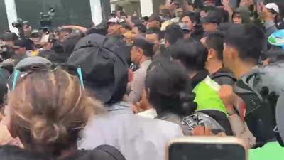 Massa Pati Tinggalkan DPR, Polisi Tangkap Pria Bawa Sajam hingga Copet