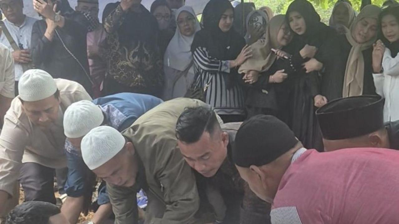 Tangis Haru Iringi Pemakaman Fauzi Orbanta, Korban Kecelakaan Heli PK-CFX di Jambi