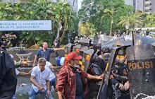 Ricuh, Massa Lempari Botol dan Batu ke TNI-Polri Saat Eksekusi Hotel Sultan