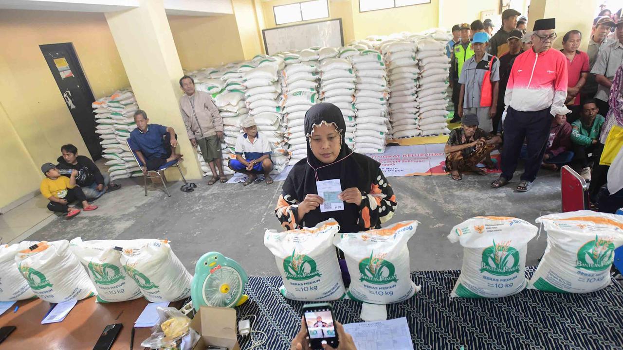 FOTO: Bantuan Beras 20 Kg Dibagikan Serentak di Depok, Warga Antusias