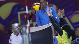 Pemain asing Jakarta Popsivo Polwan Yonkaira Pena melakukan pukulan melewati dua blok Jakarta Electric PLN dalam lanjutan putaran kedua Proliga 2026 di GOR Utama, Bojonegoro pada Jumat (13/02/2026).