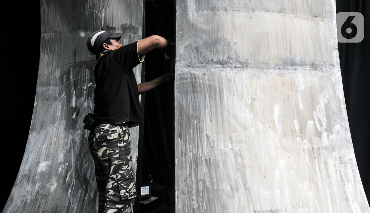 Pekerja membersihkan Monumen Tritura 66 atau juga dikenal dengan Tugu 66 yang akan segera diresmikan di Taman Menteng, Jakarta Pusat, Rabu (21/9/2022). Pemerintah Provinsi DKI Jakarta merelokasi monumen tersebut dari Jalan HR Rasuna Said karena terkena proyek LRT Jabodebek sekaligus memperingati 56 tahun Peristiwa Tritura. (merdeka.com/Iqbal S. Nugroho)