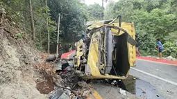 Evakuasi Dramatis Sopir Truk Terjepit Usai Hantam Tebing di Sukabumi