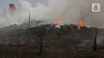 Api masih terlihat di lokasi kebakaran lapak ban bekas, Desa Bojong Nangka, Gunung Putri, Kabupaten Bogor, Jawa Barat, Kamis (22/4/2021). Banyaknya bahan yang mudah terbakar dan sumber api yang berasal dari bawah tumpukan ban membuat  api di lokasi belum juga padam. (Liputan6.com/Herman Zakharia)