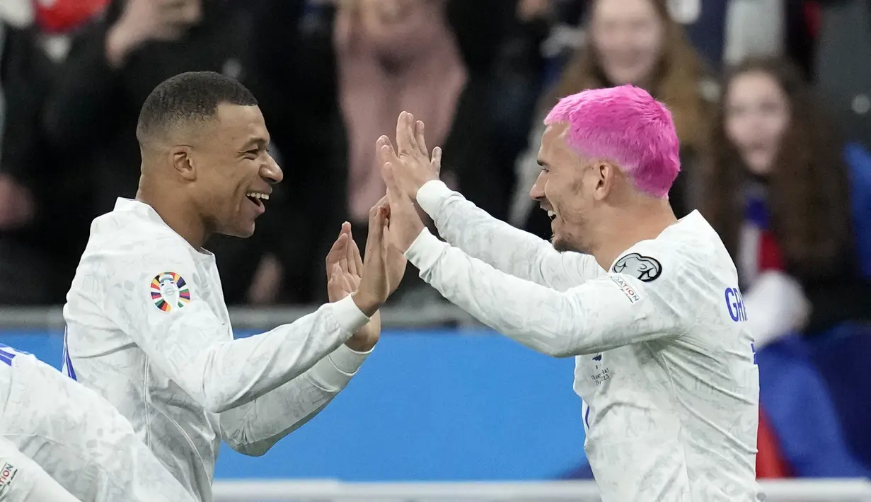 Pemain Timnas Prancis, Kylian Mbappe (kiri) ikut merayakan gol yang dicetak oleh Antoine Griezmann pada laga Grup B Kualifikasi Euro 2024 melawan Timnas Belanda yang berlangsung di Stade de France, Sabtu (25/03/2023) WIB. Les Bleus menang dengan skor 4-0. (AP Photo/Christophe Ena)