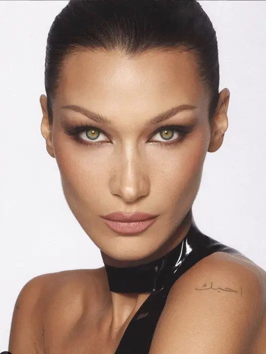 Membintangi kampanye Charlotte Tilbury, Bella Hadid tampil memukau dengan makeup polished yang sangat modern. [Foto: Instagram/ Bella Hadid]