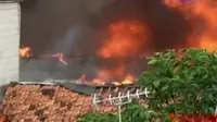 Puluhan rumah di Pademangan, Jakarta Barat musnah terbakar. Sementara warga Batang berbuka puasa dengan opor ayam.