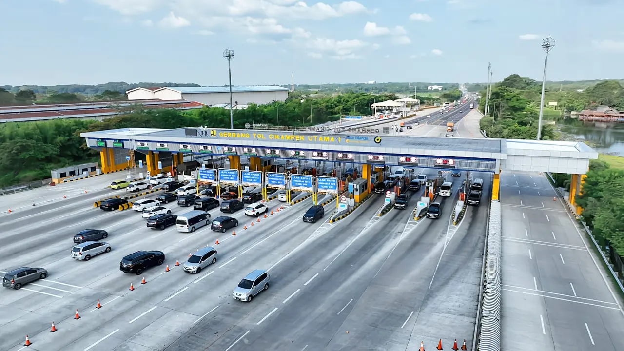 Volume kendaraan di Gerbang Tol Cikampek Utama 1 jelang Libur Tahun Baru 2024.