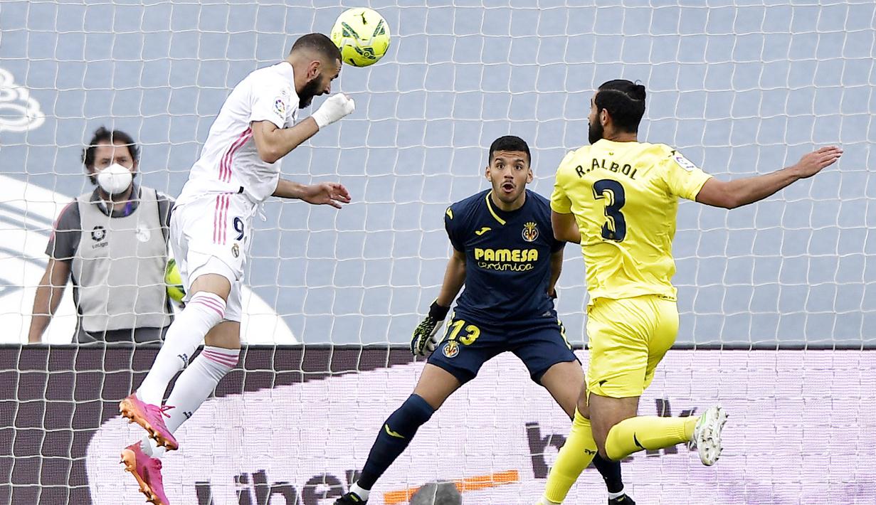 Striker Real Madrid, Karim Benzema, mencetak gol ke gawang Villarreal pada laga Liga Spanyol di Stadion Alfredo di Stefano, Sabtu (22/5/2021). Real Madrid menang dengan skor 2-1. (AP/Pablo Morano)