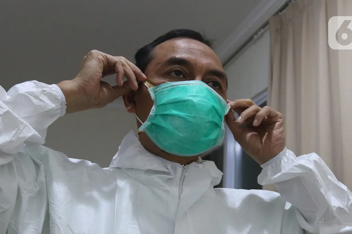 FOTO: Melihat Persiapan Dokter Memakai APD Tingkat 3