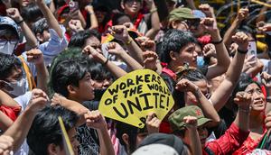 Peringatan May Day menjadi momen penting bagi para pekerja di seluruh dunia untuk menyuarakan hak-hak mereka, termasuk di Indonesia. Tampak dalam foto, orang-orang meneriakkan slogan-slogan dalam demonstrasi Hari Buruh di Manila pada tanggal 1 Mei 2025. (Jam STA ROSA/AFP)