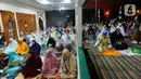 Umat islam melaksanakan Sholat Sunnah Tarawih pada malam pertama bulan Ramadhan 1444 Hijriah di Musala Nurul Fajri, Limo, Depok, Jawa Barat, Rabu (22/3/2023). (merdeka.com/Arie Basuki)