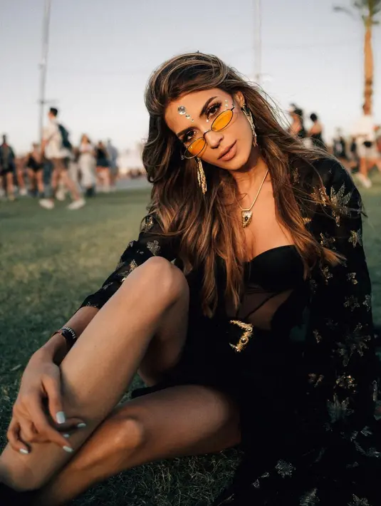 Namun jika ingin tampil ekstra, tempelkan sebanyak mungkin pada bagian wajah yang kamu suka (Foto: Instagram @gabrielatafu)