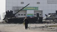 Bangkai tank di Mariupol, Ukraina. (Xinhua/Victor)