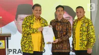 Ketua Umum Partai Golkar Airlangga Hartarto (kiri) didampingi Sekjen Lodewijk Freidrich Paulus (kanan) menyerahkan surat keputusan Rapimnas ke-2 Partai Golkar kepada Wali Kota Solo Gibran Rakabuming Raka di Kantor DPP Partai Golkar, Jakarta, Sabtu (21/10/2023). (Liputan6.com/Angga Yuniar)